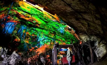 Peştera muzeu cu peste 300 de specii de roci şi pereţi cu minerale fluorescente – Galerie Foto