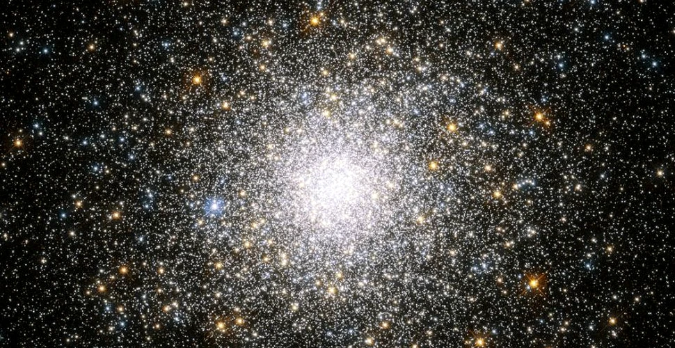 Unul dintre cele mai aglomerate roiuri stelare din Calea Lactee, fotografiat de Hubble
