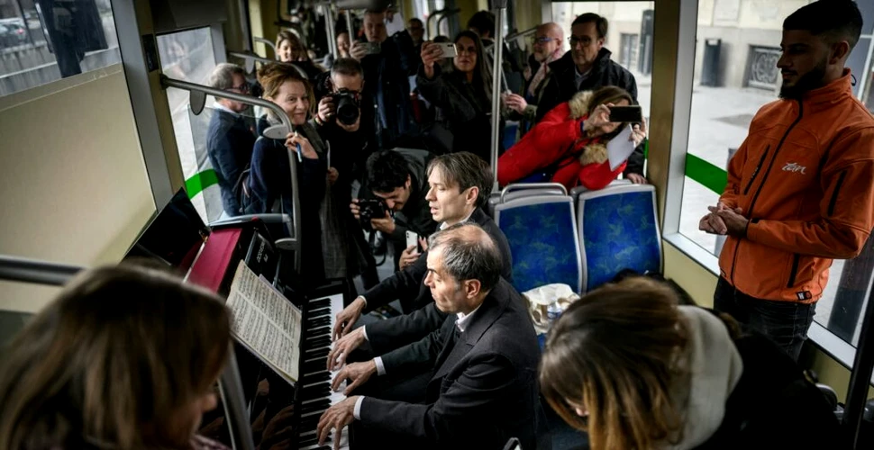 Cu pianul în tramvai! Doi pianiști au cântat pentru pasagerii din Nantes