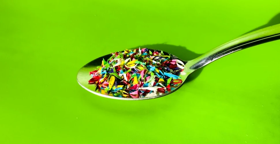 Microplasticele ar putea ajunge în creierul oamenilor și prin respirație