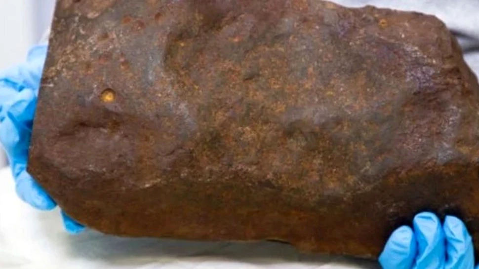 O rocă ciudată a fost păstrată mai mulți ani, proprietarul crezând că aceasta conține aur. Conținutul era mult mai valoros
