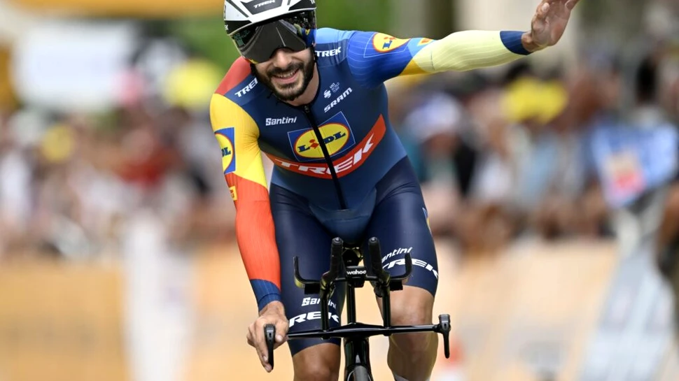 Ciclistul Julien Bernard, amendat după ce s-a oprit să-și sărute soția în timpul Turului Franței