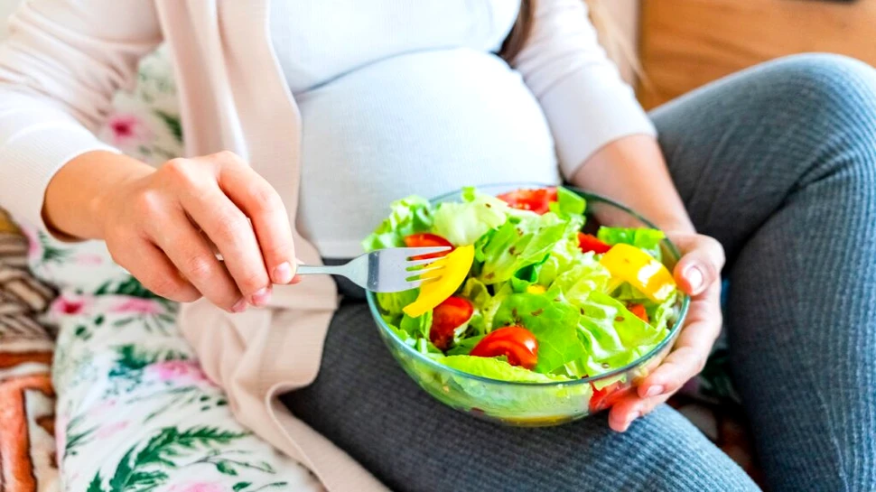 Ce mâncăm și ce nu mâncăm în timpul sarcinii? Sfaturi esențiale pentru viitori părinți!