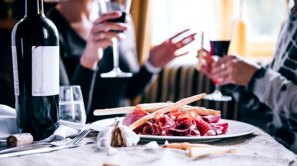 Care sunt cele şase lucruri care te influenţează atunci când comanzi de la un restaurant