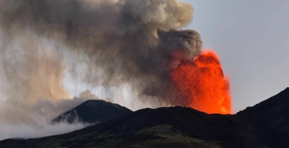 Vulcanii Stromboli și Etna au erupt. Cum se prezintă situația?