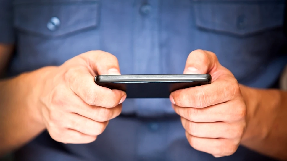 Urechea la care ţii telefonul mobil dezvăluie un lucru fascinant despre creierul tău