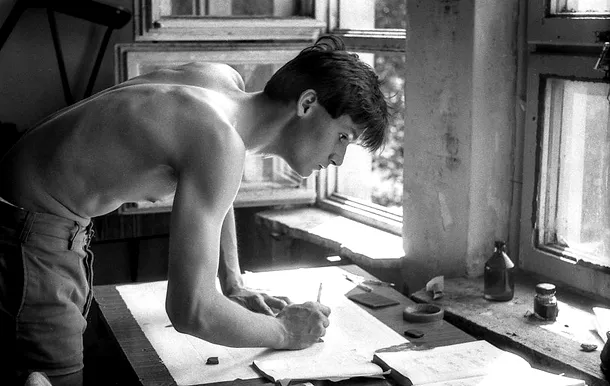 Andrei Bârsan ilustrează într-un album foto bucuria şi neplăcerile trăite de tinerii din perioada comunistă