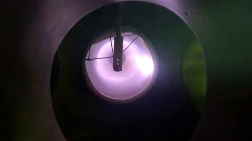 FOTO. Fizicienii au realizat în premieră un experiment uimitor, obţinând o ”minge de foc” cu ajutorul unui magnet. Studiul poate revoluţiona călătoriile spaţiale