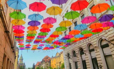 GALERIE FOTO. Acoperiş din 600 de umbrele colorate în culori vii pe o stradă din centrul Timişoarei