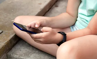 Studiu-pilot fără precedent în Marea Britanie privind limitarea accesului copiilor la rețelele sociale