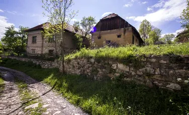 Cel mai ciudat sat din România: are un singur locuitor şi un drum de 10 km din marmură