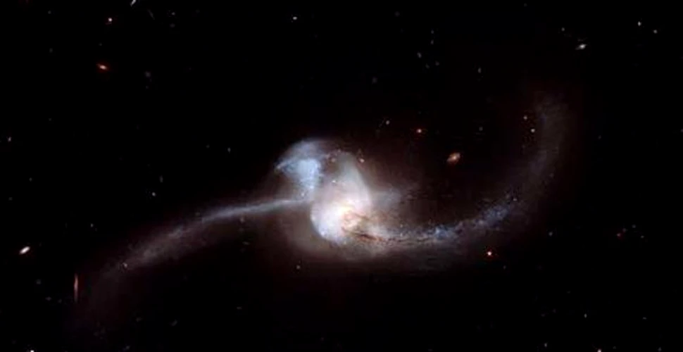 Spectacolul Universului: doua galaxii in coliziune