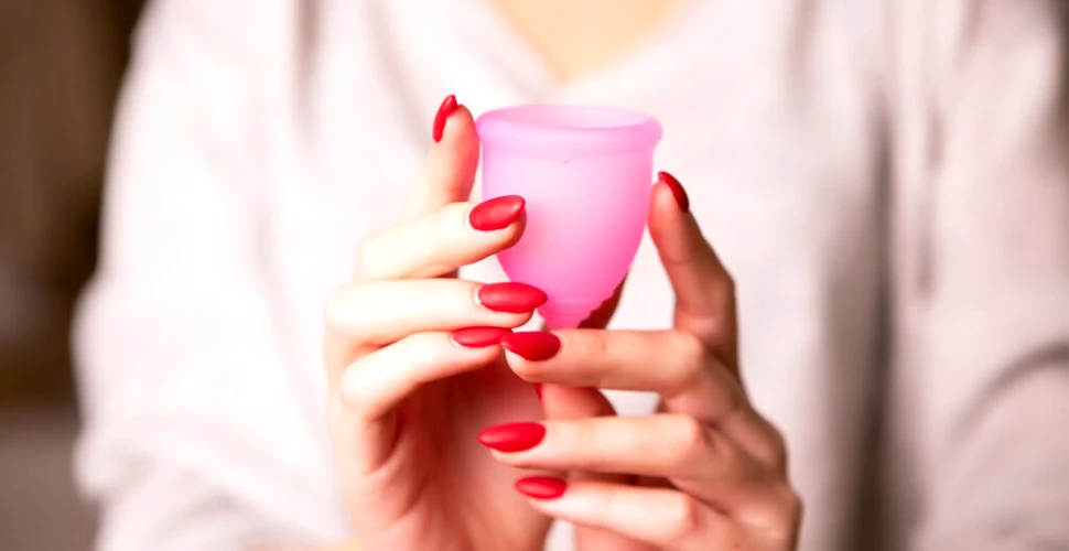Medicii avertizează că o cupă menstruală introdusă greșit poate face mai mult rău decât bine