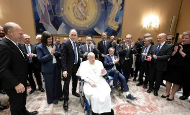 Papa Francisc le-a mulțumit medicilor care i-au salvat viața