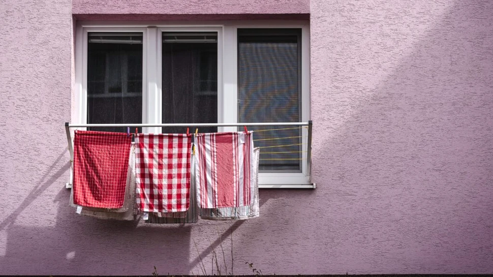 Motivul pentru care locatarii unui bloc nu mai au voie să folosească balsam de rufe și detergenți parfumați