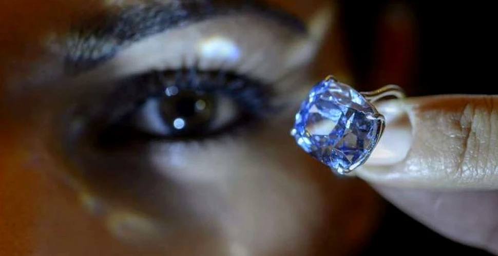 Cel mai mare diamant albastru scos vreodată la licitaţie. Cât costă piatra preţioasă atât de rară