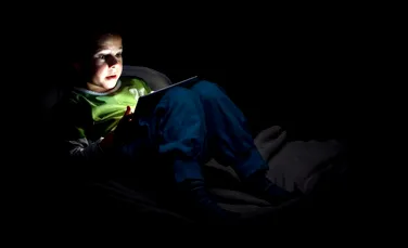 Copiii care au acces la un telefon inteligent sau la o tabletă dorm mai puţin