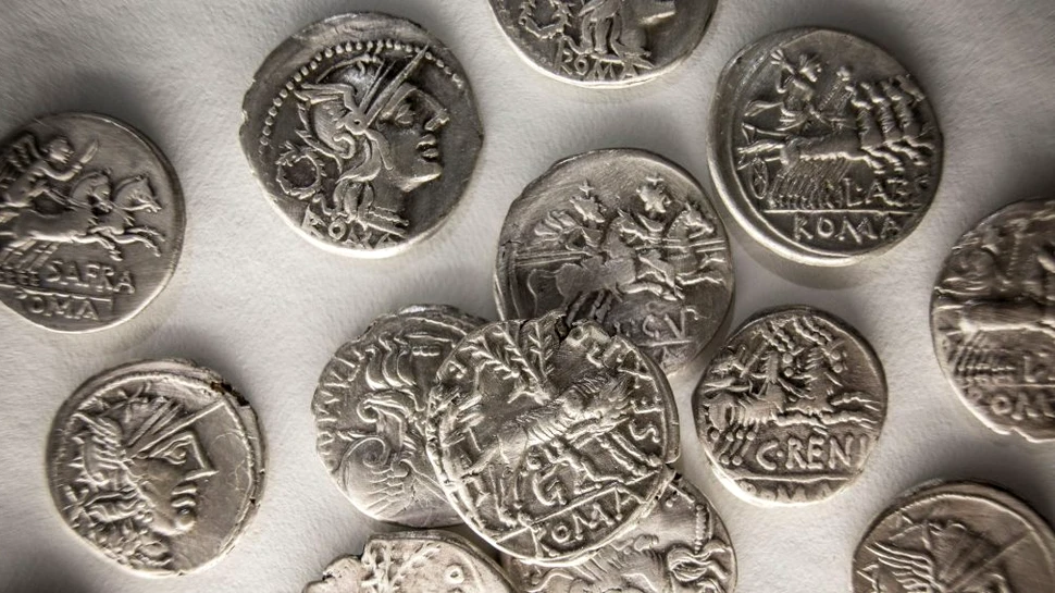 Mai multe monede dintr-o comoară veche, descoperite în Polonia