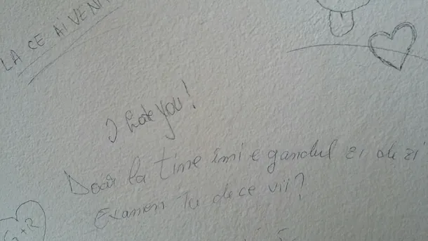 Studenţii din Galaţi au umplut cu desene şi mesaje pereţii căminelor din campusul universitar