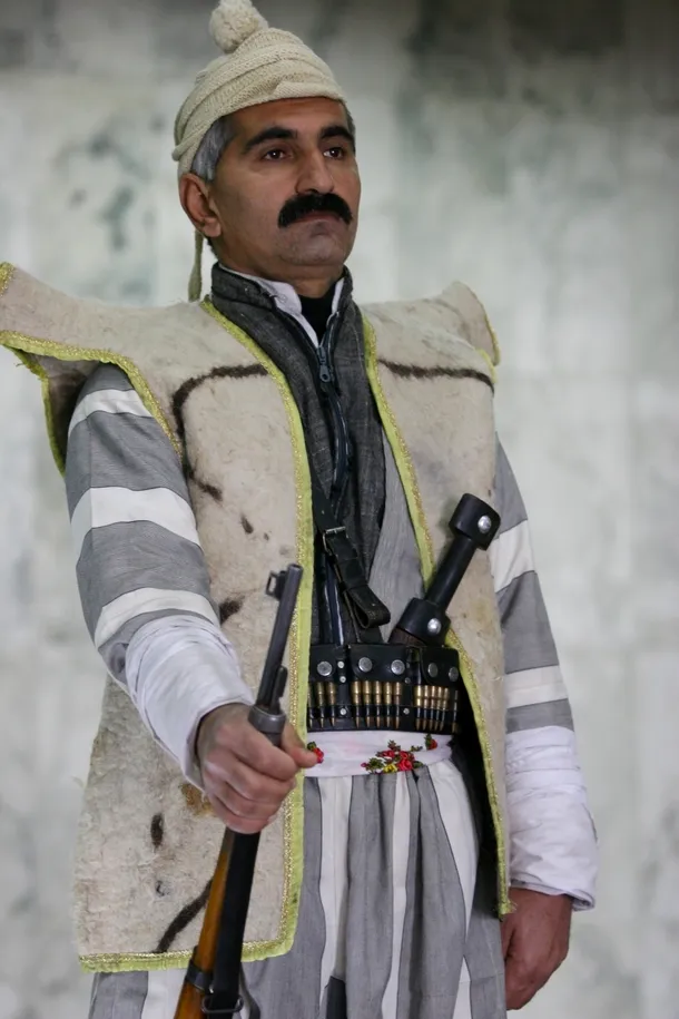 Soldat kurd de gardă în faţa Parlamentului Kurzilor din Arbil
