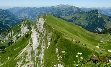 Un turist abandonat de prieteni pe munte și-a scris CNP-ul și numele pe picior, fiind convins că va muri