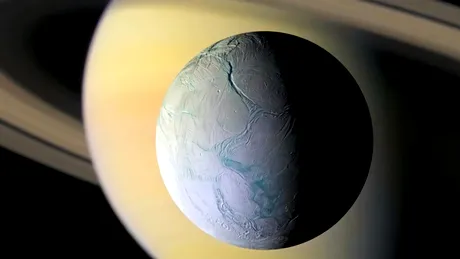 Ceva ciudat se întâmplă pe satelitul acoperit cu „zăpadă” al lui Saturn