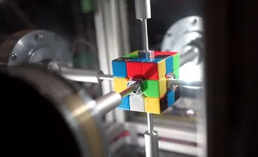 Dacă clipeşti poţi să îl ratezi!  Un robot a rezolvat cubul Rubik într-un timp RECORD de doar 0,38 de secunde