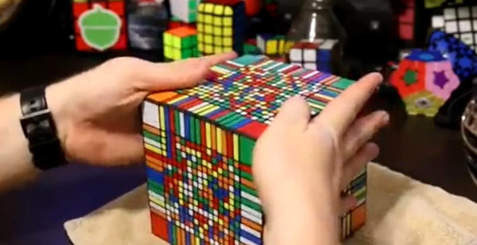 Cum rezolvi cel mai mare Cub Rubik din lume. El a avut nevoie de cinci zile pentru a găsi soluţia – VIDEO