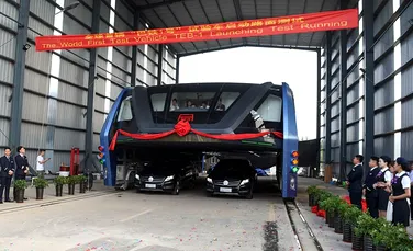 Mega autobuzul revoluţionar al chinezilor care permite automobilelor să circule dedesubtul lui a devenit realitate. Primele imagini video cu el