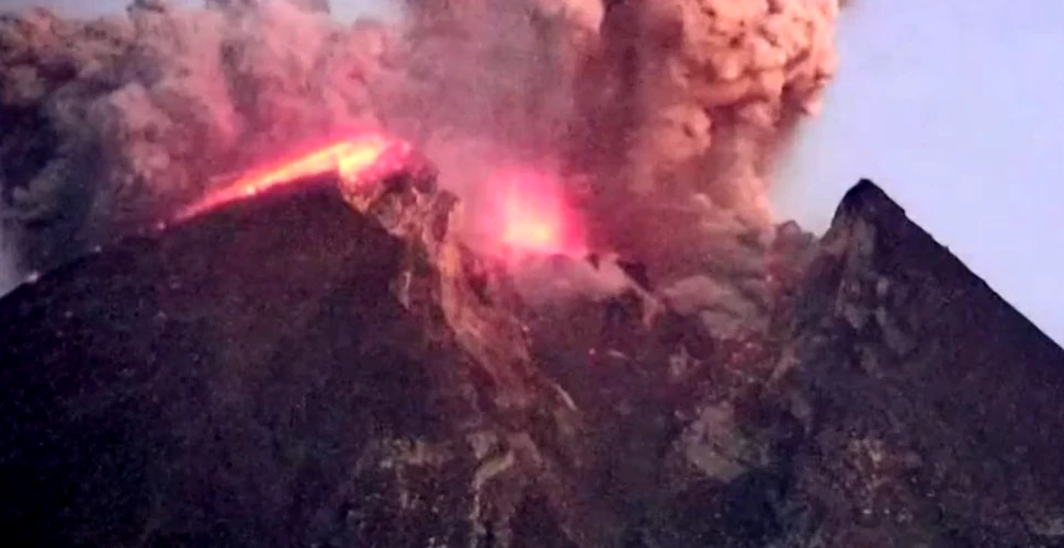 Erupţia Vulcanului Merapi, din Indonezia, a generat un nor de 2.000 de metri înălţime – VIDEO