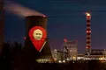 Chipul lui Putin și mesaje anti-război, proiectate pe turnul rafinăriei Lukoil din Ploiești