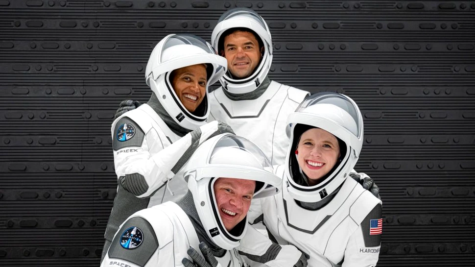 Mesaj scris în codul Morse într-o imagine cu echipajul Inspiration4 al SpaceX. Când are loc lansarea istorică