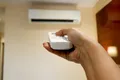 Cum rezistau oamenii pe timp de caniculă înainte să fie inventat aerul condiționat?