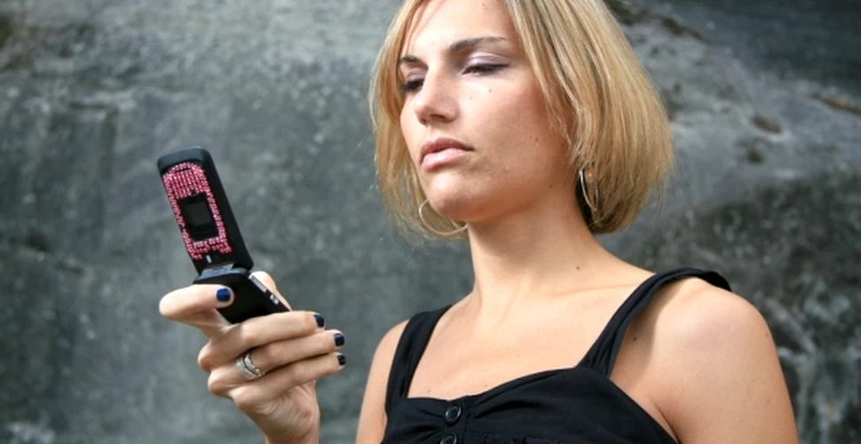 Cei care folosesc telefonul mobil din adolescenţă, de 5 ori mai predispuşi la cancer