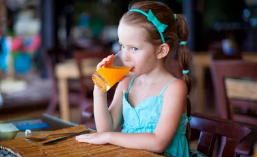 Fără suc de fructe la masă! De ce condamnă experţii obiceiul părinţilor de a da copiilor sucuri naturale?