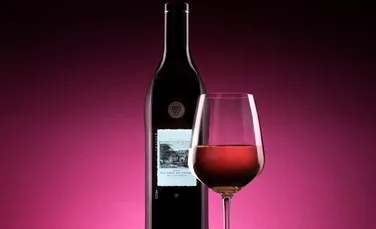 Sticla inteligentă pentru vin care se conectează la Wi-Fi – VIDEO