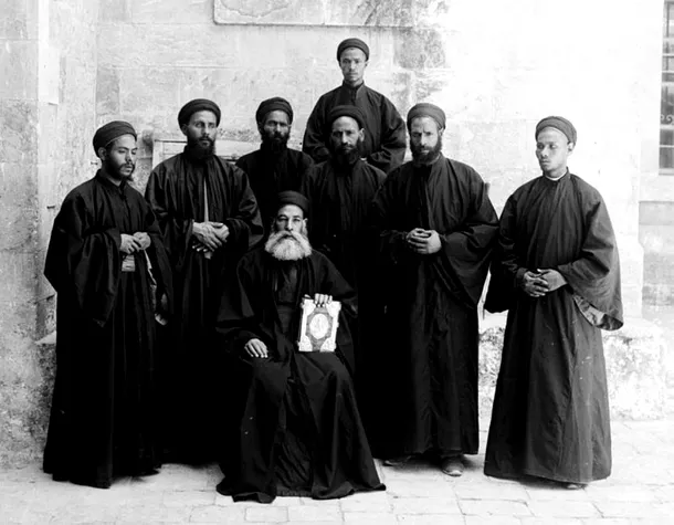 Fotografie de epocă cu un grup de călugări copţi