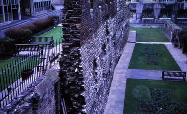 Secțiuni din zidul roman care a înconjurat Londra, găsite lângă Tamisa