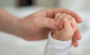 O femeie din Marea Britanie a reușit să nască un copil cu un uter transplantat