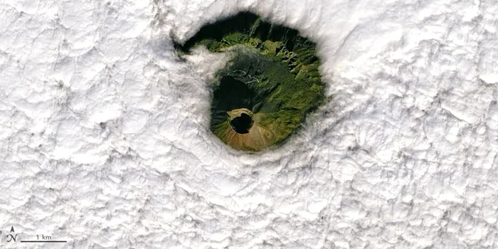 Imagini extraordinare cu Vezuviu, „bomba cu ceas a Europei”, înconjurat de nori