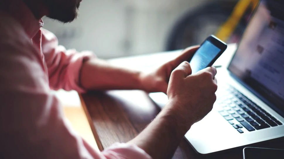 Şcoala online aduce riscuri pentru elevi: un bărbat dezbrăcat a accesat cursurile video ale unor copii de 9 ani