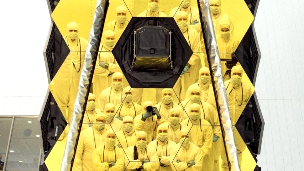 Inginerii NASA și-au făcut un selfie remarcabil în oglinzile de aur uriașe ale Telescopului Spațial James Webb