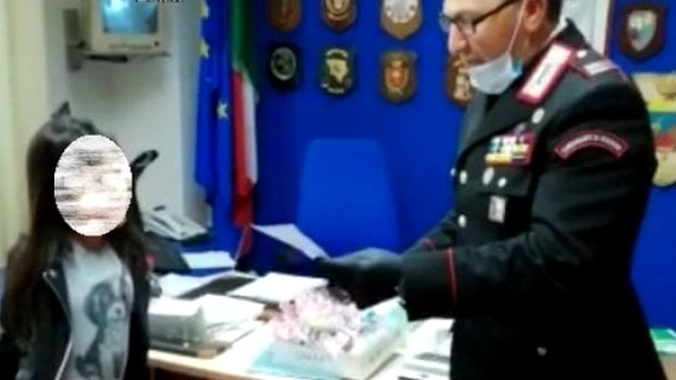 Gestul unei fetiţe românce faţă de carabinierii italieni – FOTO