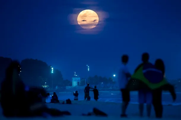 Super Luna pe plaja din Rio de Janeiro