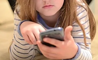 Folosirea smartphone-ului întârzie dezvoltarea limbajului copiilor
