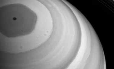 Saturn, planeta din sistemul nostru solar cu cei mai mulţi sateliţi naturali