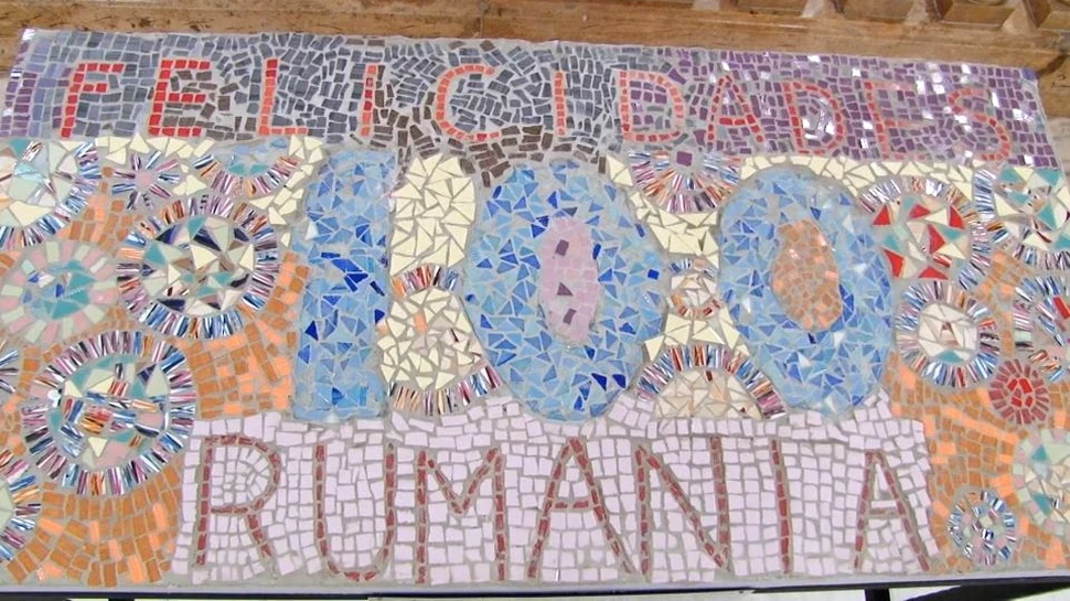 Mozaic din piese mici din gresie, dedicat Centenarului, realizat de 200 de persoane