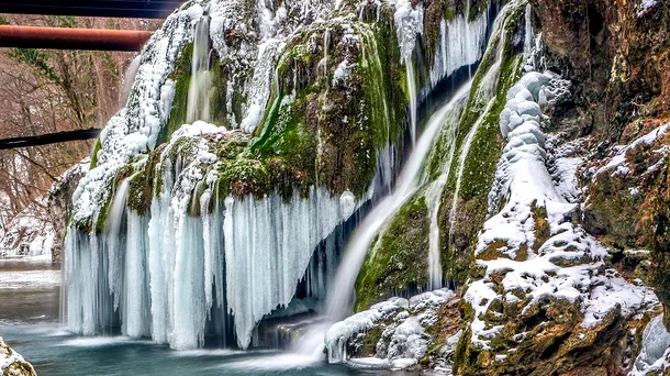 Cea mai frumoasă cascadă din lume, aflată în România, a îngheţat