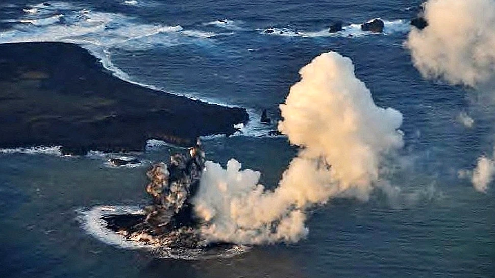 O nouă insulă a apărut fumegând în Oceanul Pacific. Filmările au surprins o erupţie spectaculoasă (FOTO/VIDEO)