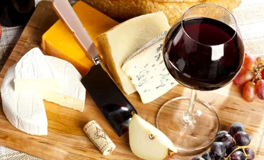 Mai multă brânză și o cantitate moderată de vin, zilnic, ar putea preveni demența mai târziu – studiu